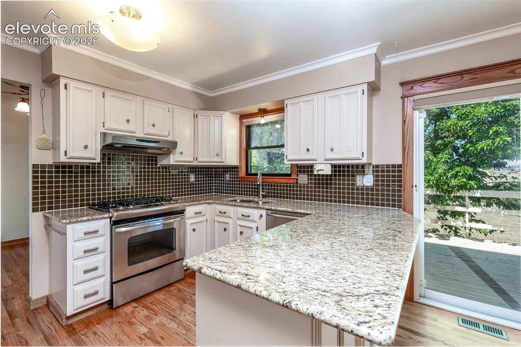 Image 10 of 44: Kitchen