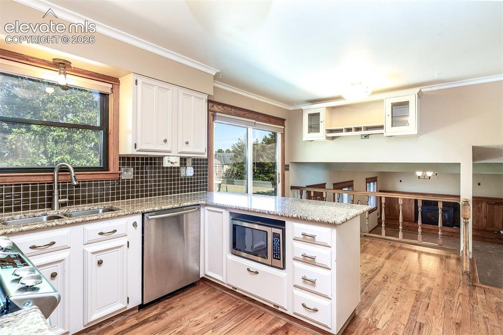 Image 11 of 44: Kitchen