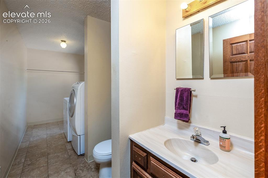 Image 15 of 44: Bathroom