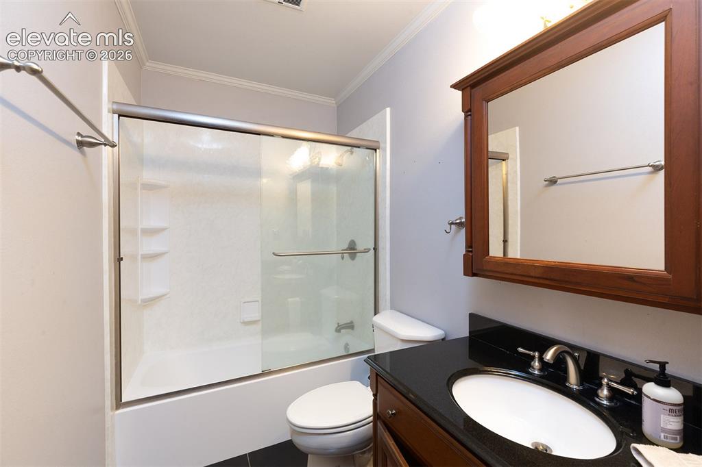 Image 19 of 44: Bathroom