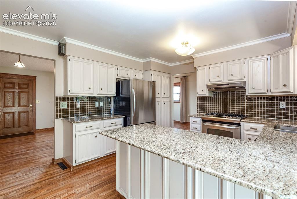 Image 9 of 44: Kitchen