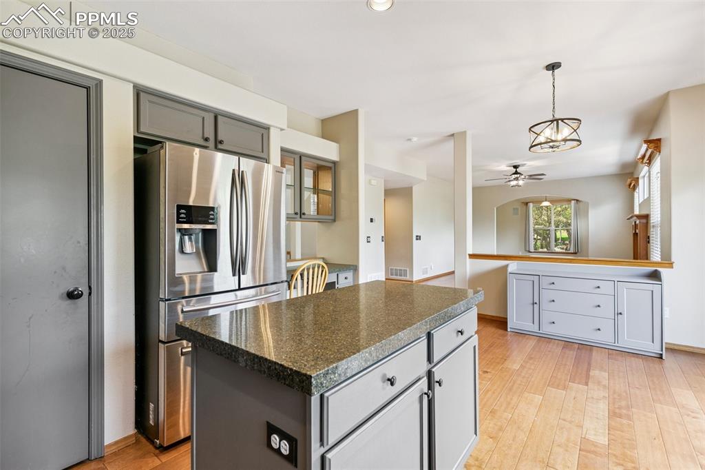 Image 15 of 45: Kitchen