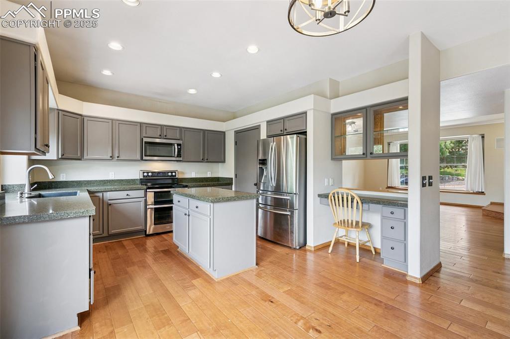 Image 17 of 45: Kitchen