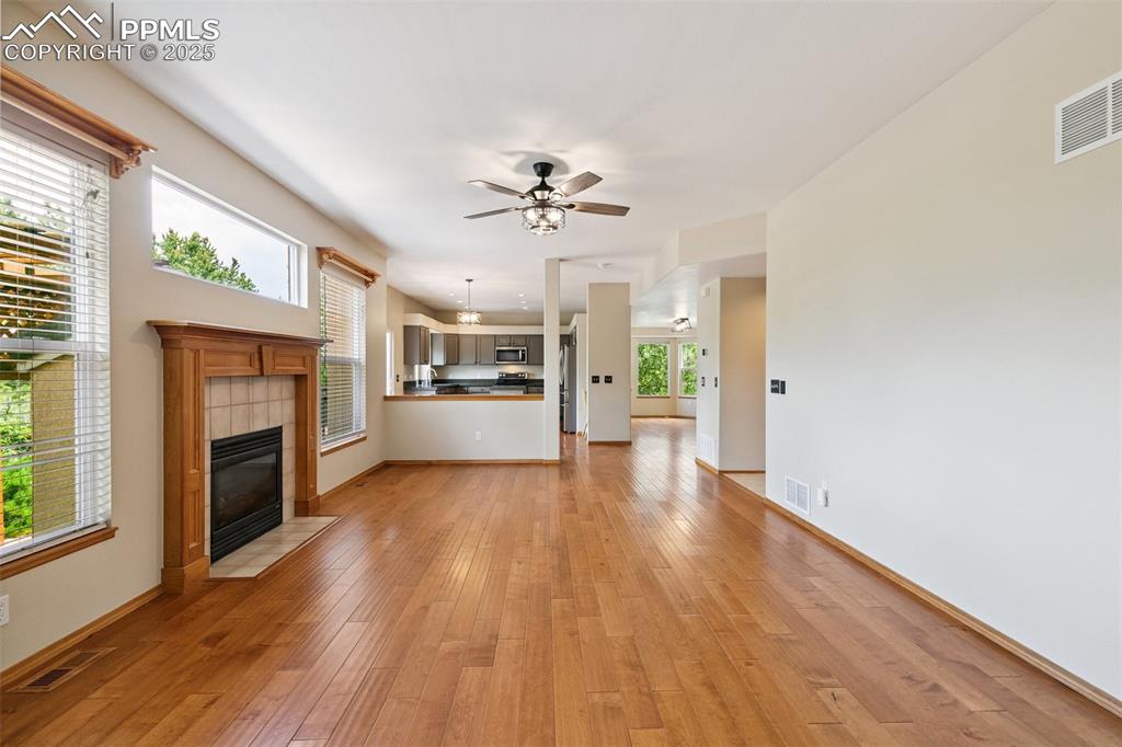 Image 19 of 45: Living Room