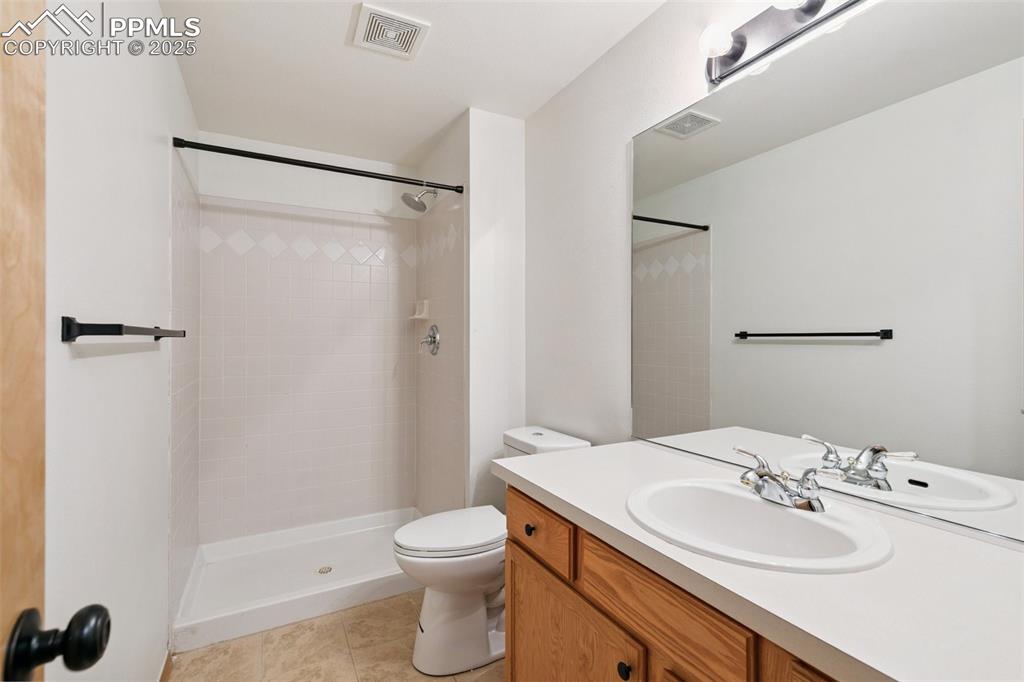 Image 39 of 45: Bathroom