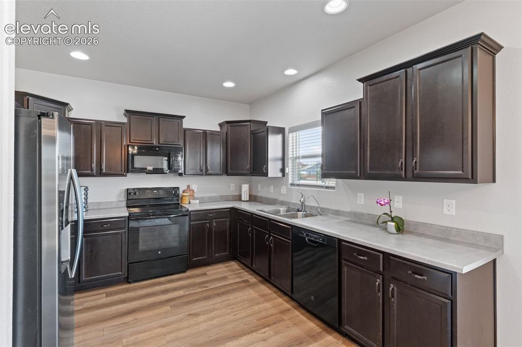 Image 15 of 44: Kitchen