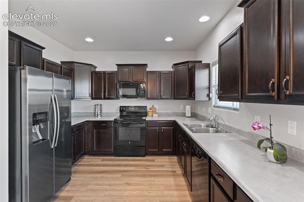 Image 19 of 44: Kitchen