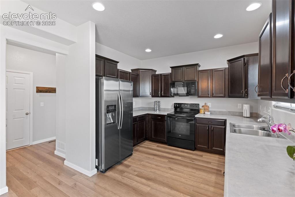 Image 20 of 44: Kitchen