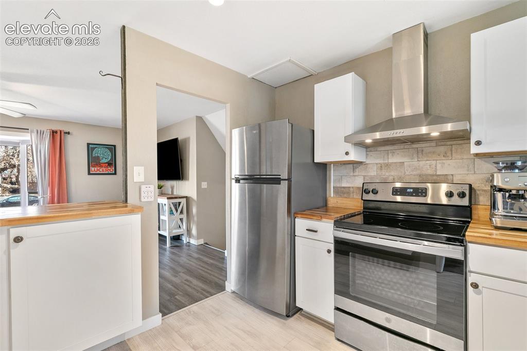 Image 11 of 39: Kitchen