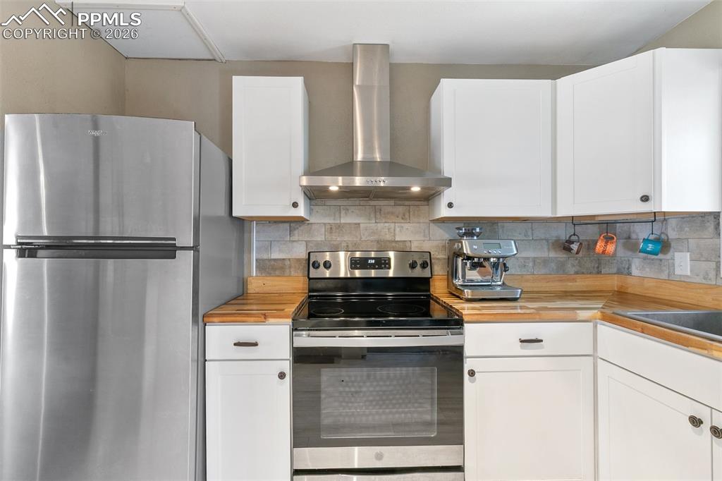 Image 13 of 39: Kitchen