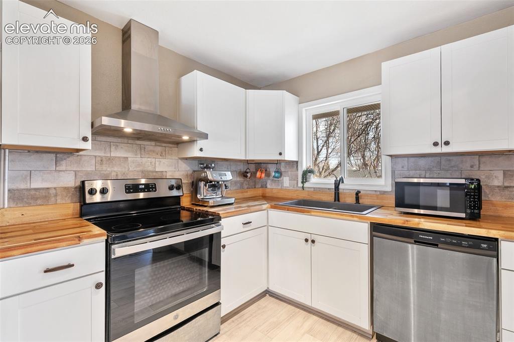 Image 13 of 39: Kitchen