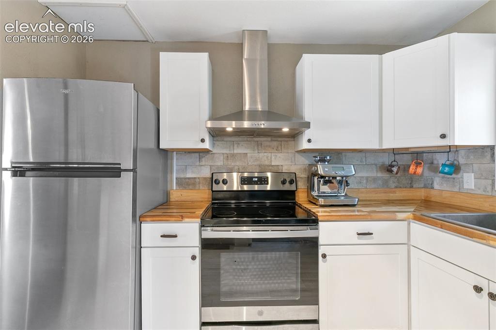 Image 14 of 39: Kitchen