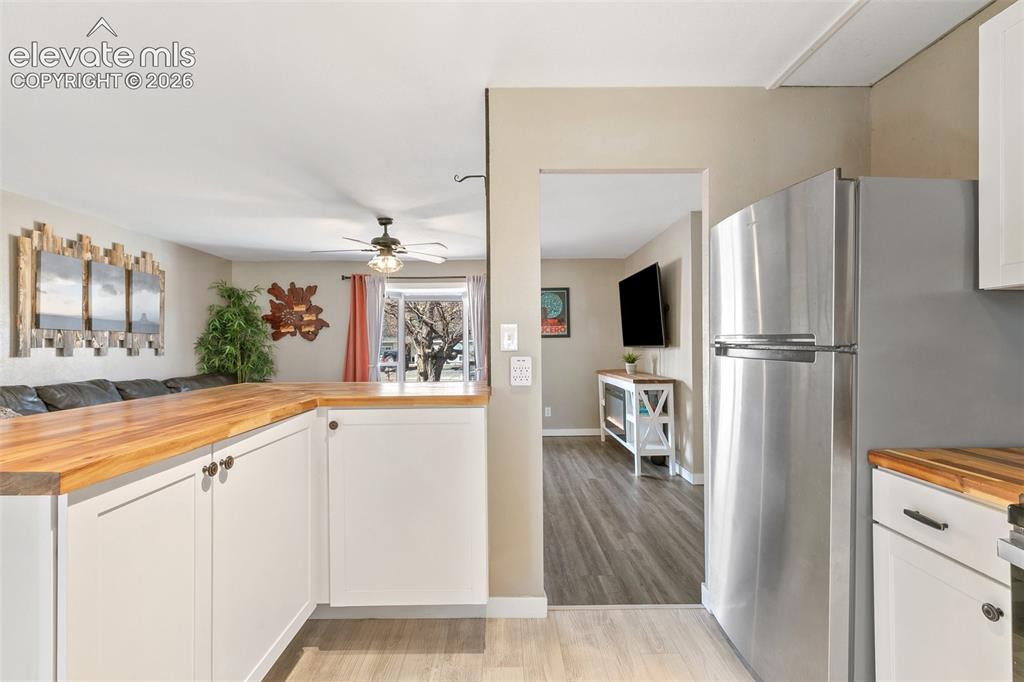 Image 15 of 39: Kitchen