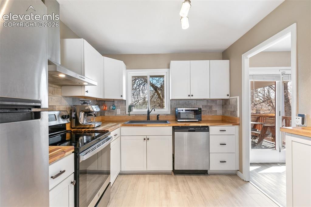 Image 3 of 39: Newly updated kitchen!
