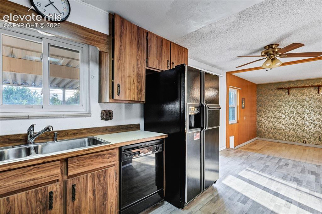 Image 10 of 32: Kitchen