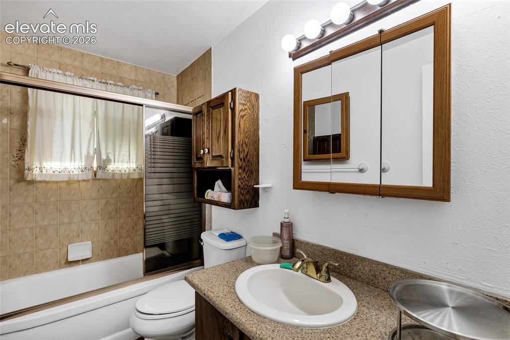 Image 15 of 32: Bathroom