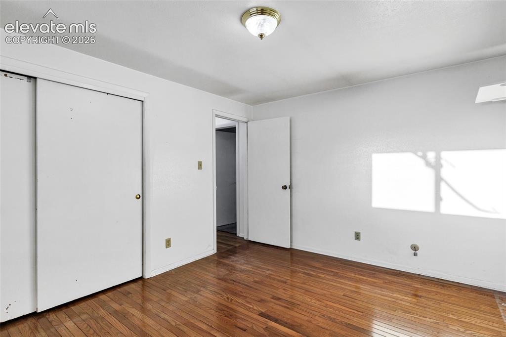 Image 17 of 32: Bedroom