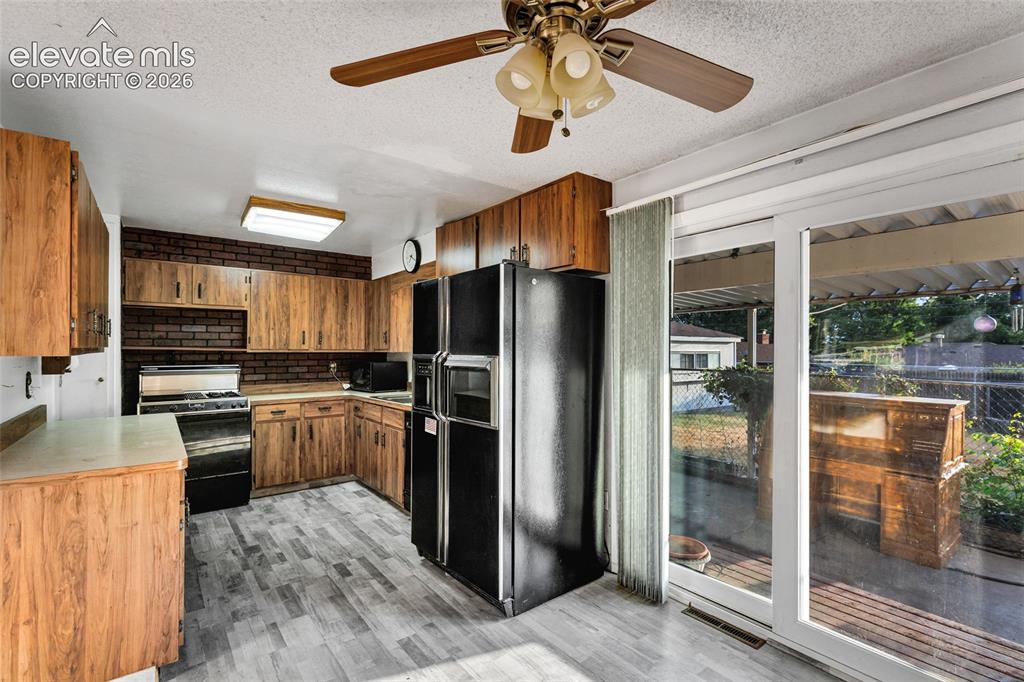 Image 7 of 32: Kitchen