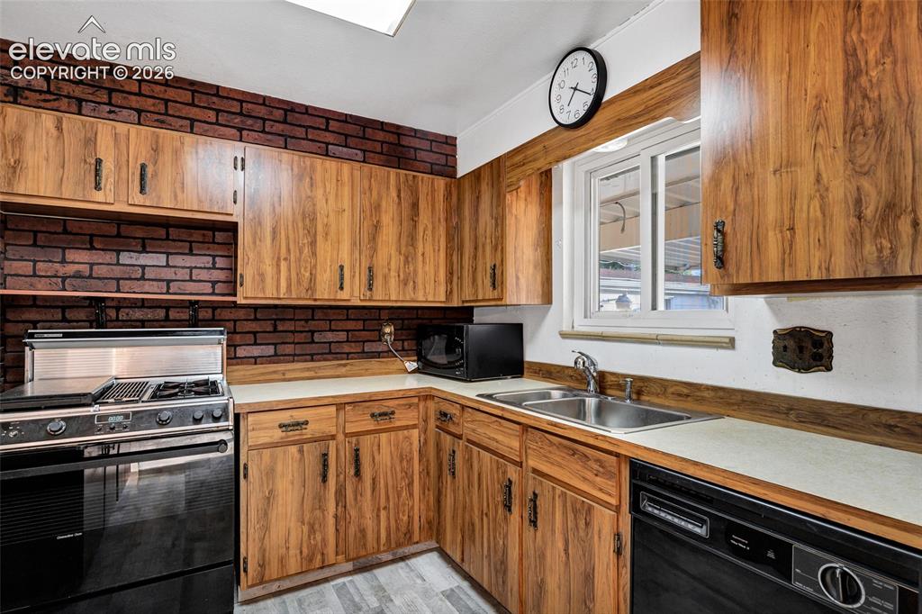 Image 8 of 32: Kitchen