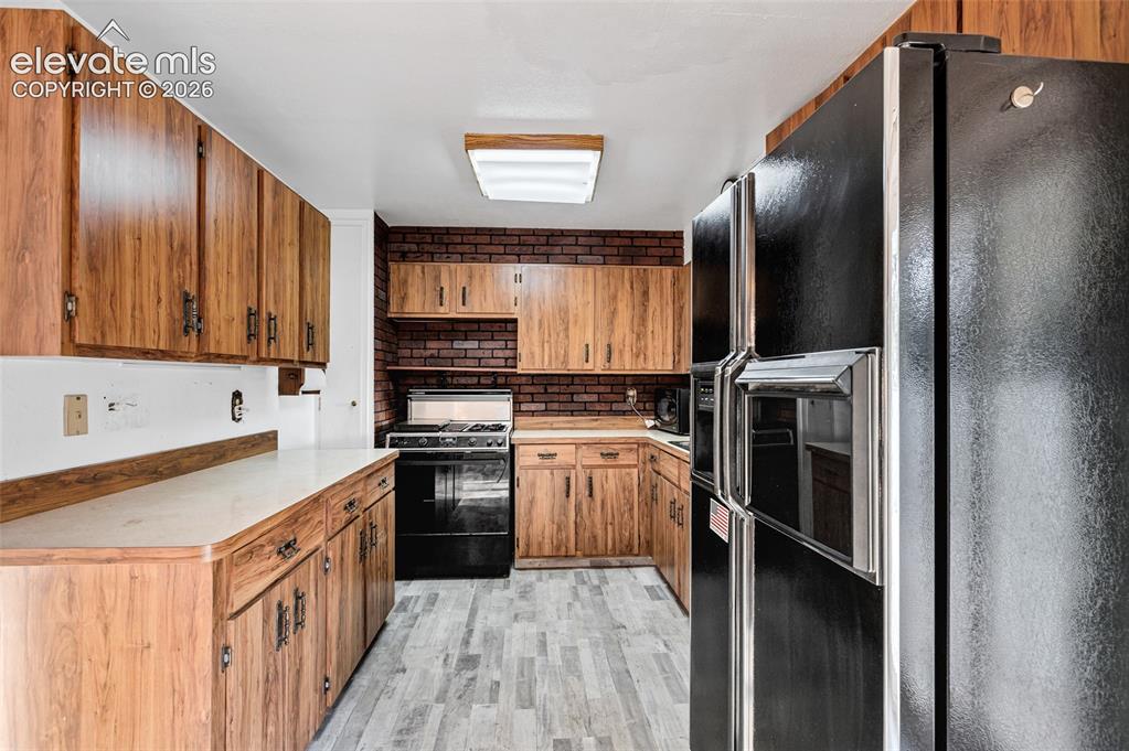 Image 9 of 32: Kitchen