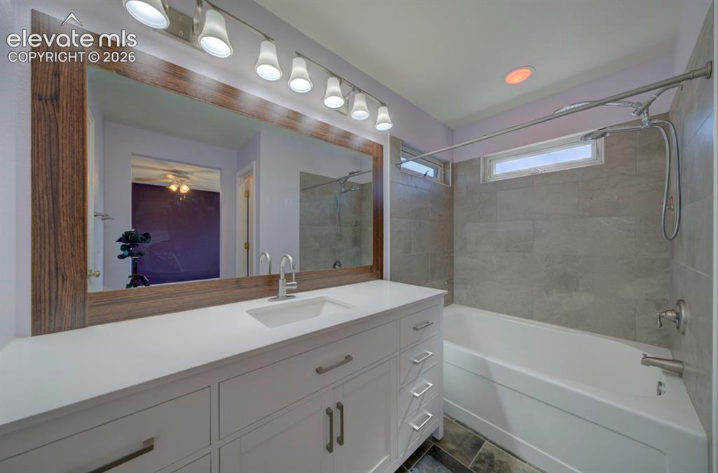 Image 19 of 41: Bathroom
