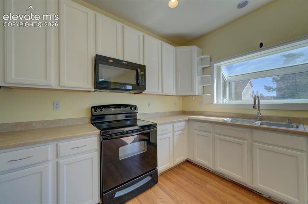 Image 2 of 41: Kitchen