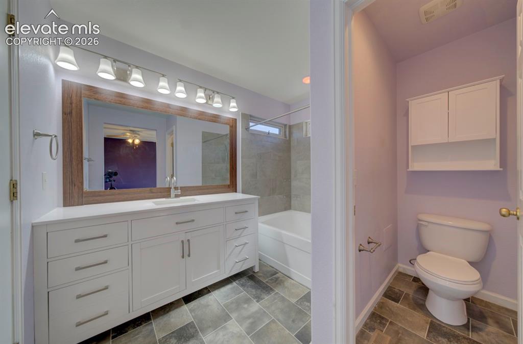Image 20 of 41: Bathroom