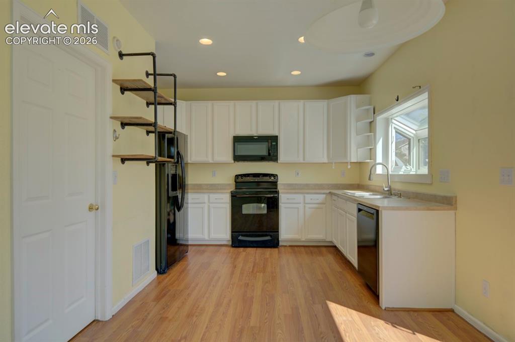 Image 3 of 41: Kitchen