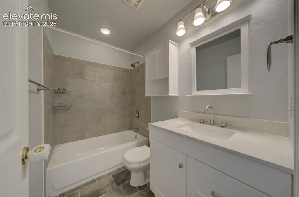 Image 35 of 41: Bathroom