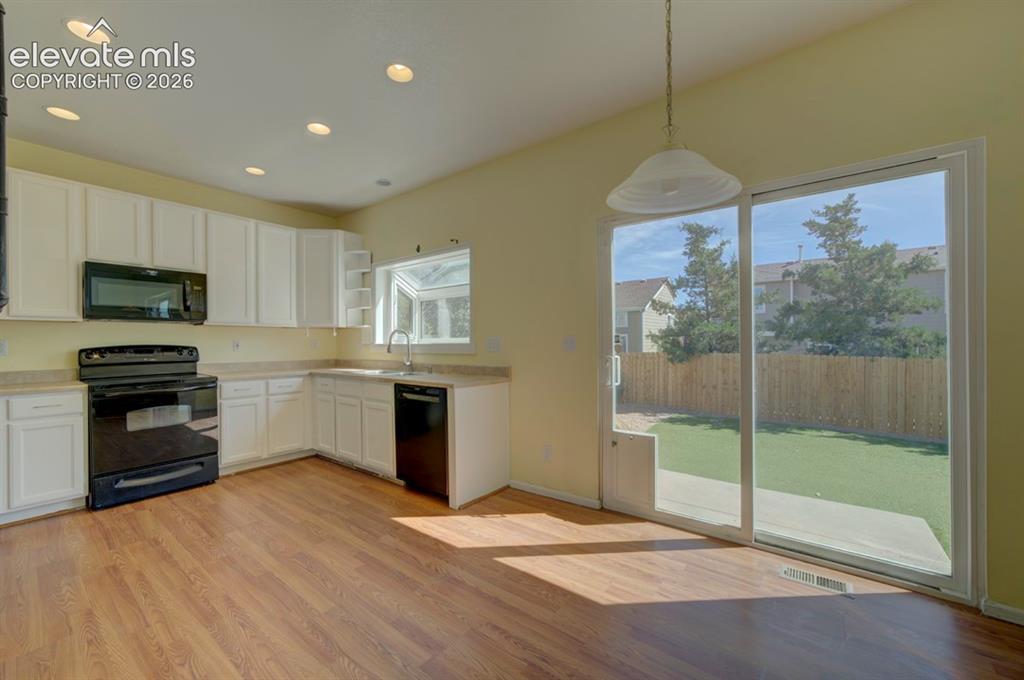 Image 4 of 41: Kitchen