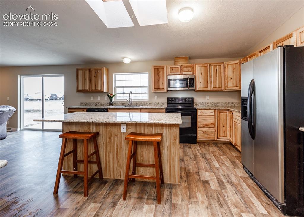 Image 10 of 50: Kitchen