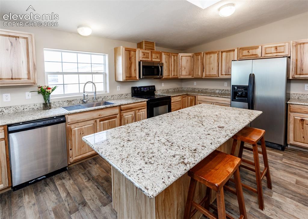 Image 12 of 50: Kitchen
