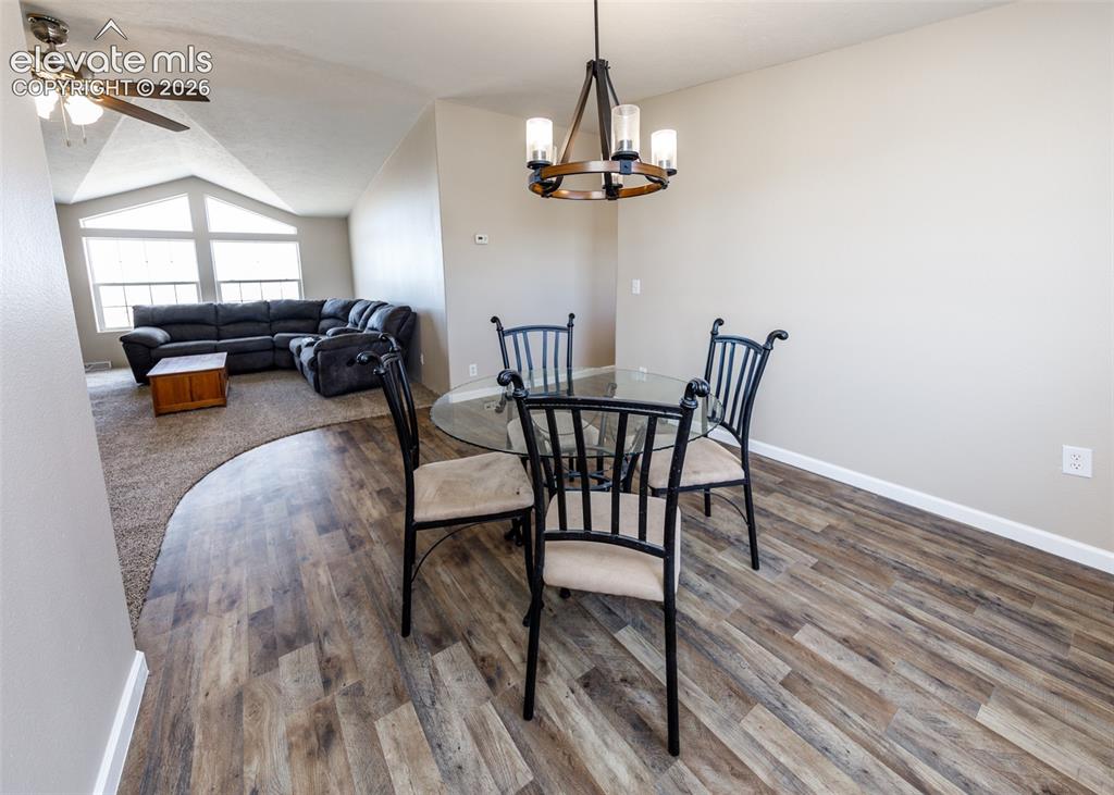 Image 8 of 50: Dining Area