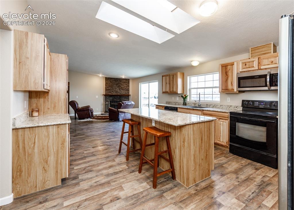 Image 9 of 50: Kitchen