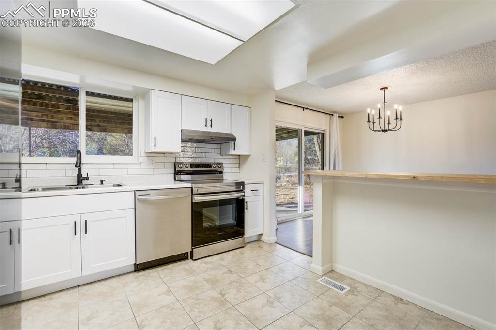 Image 15 of 48: Kitchen