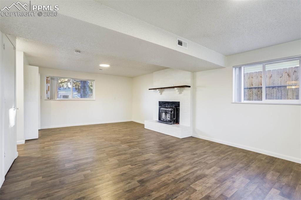 Image 19 of 48: Living Room