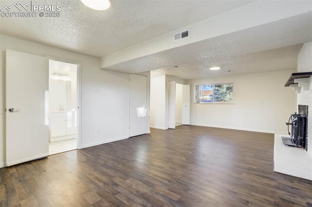 Image 20 of 48: Living Room