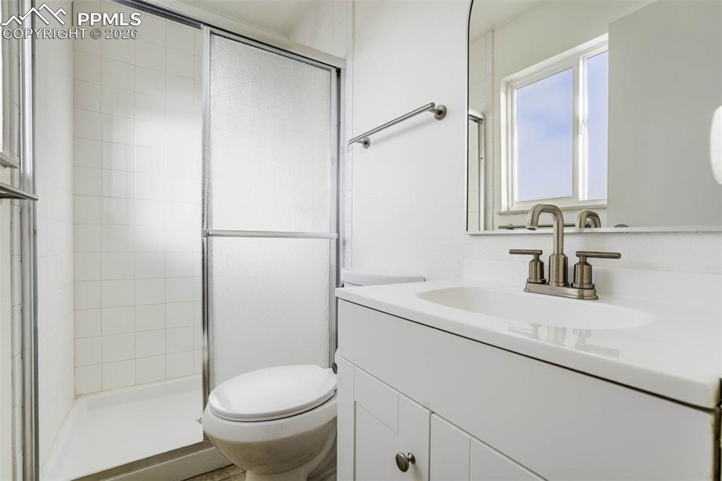 Image 24 of 48: Bathroom