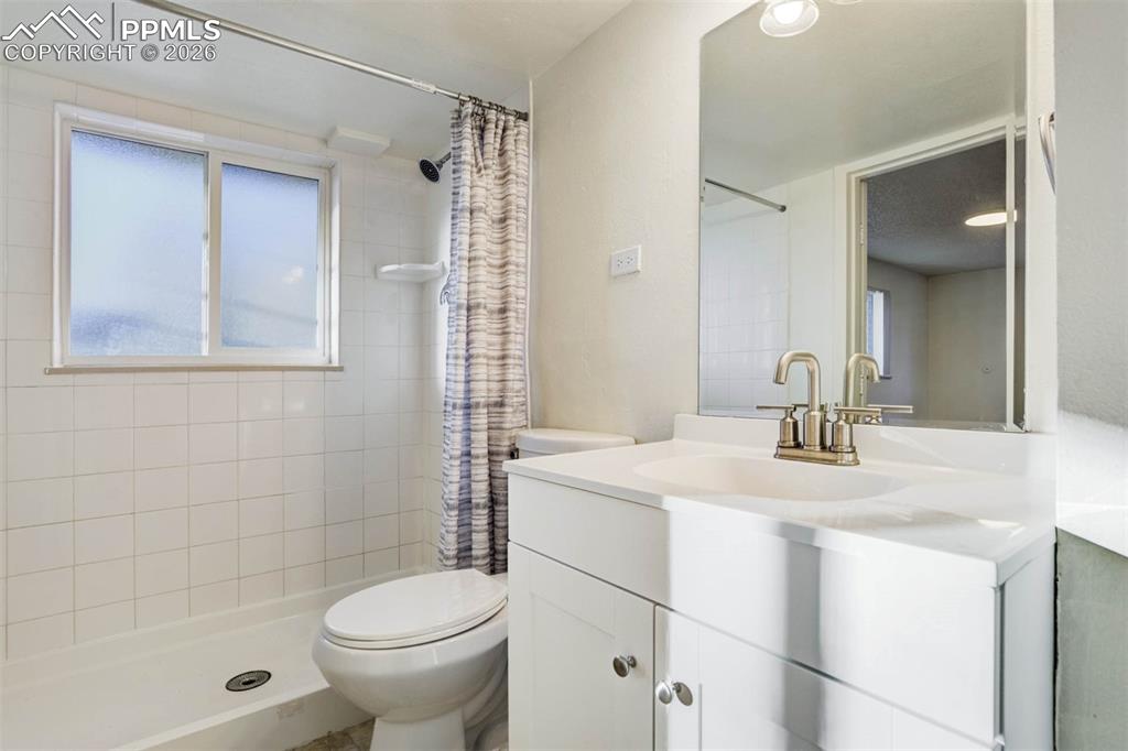 Image 28 of 48: Bathroom