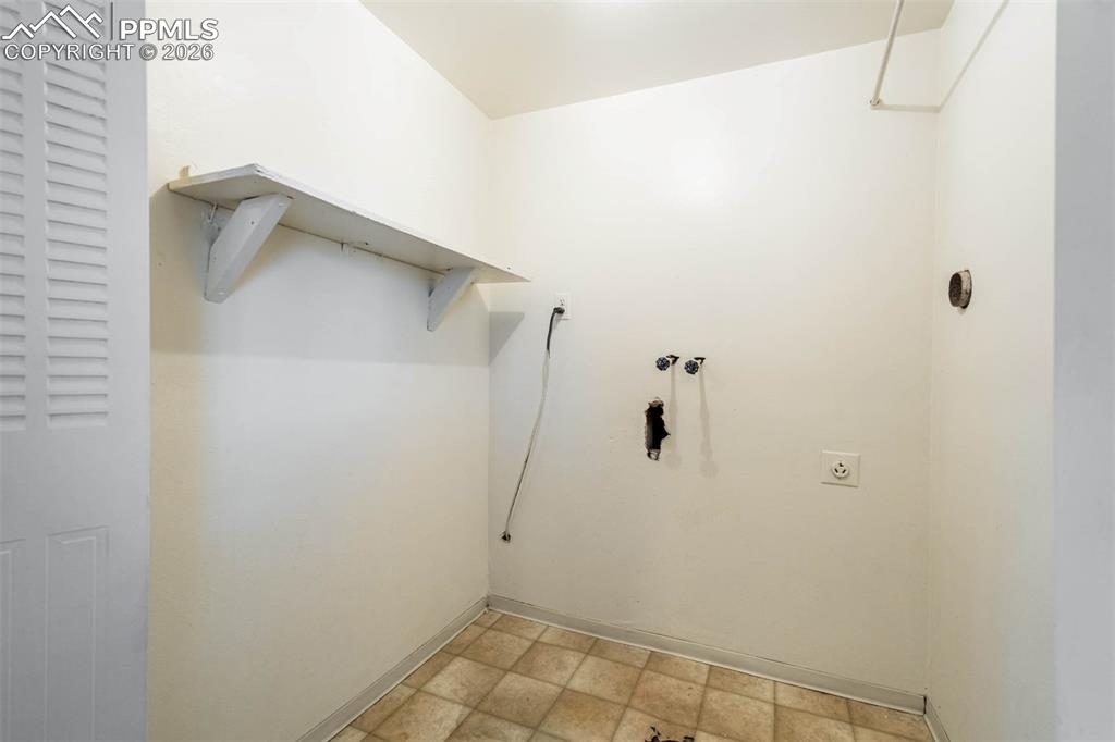 Image 32 of 48: Laundry