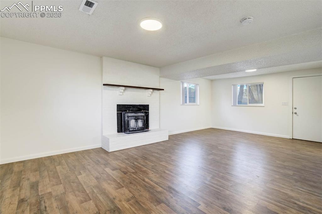 Image 43 of 48: Living Room