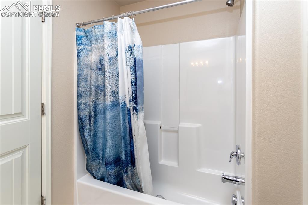 Image 25 of 35: Bathroom