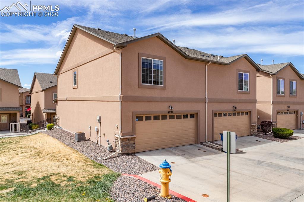 Image 31 of 35: Garage