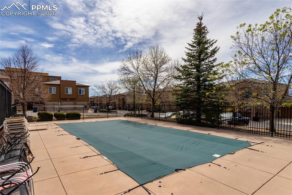 Image 32 of 35: Pool