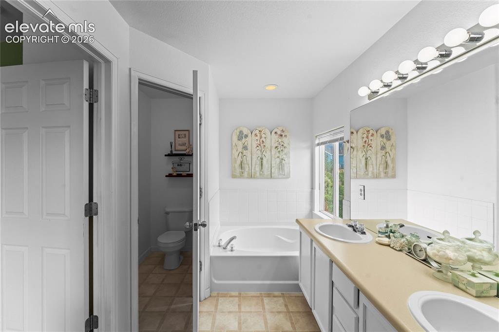 Image 20 of 42: Bathroom