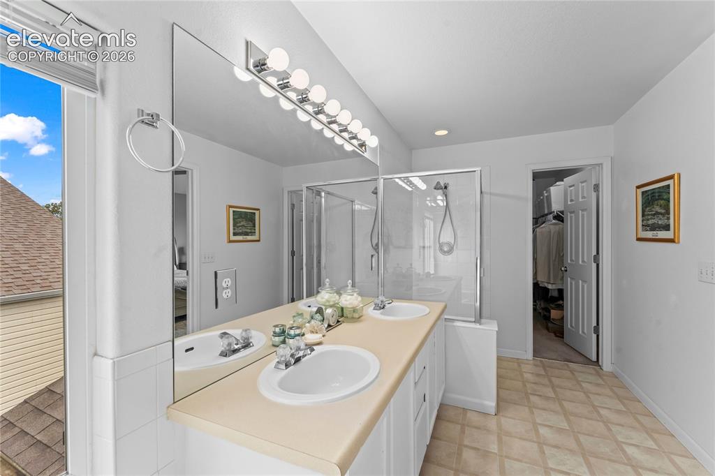 Image 21 of 42: Bathroom