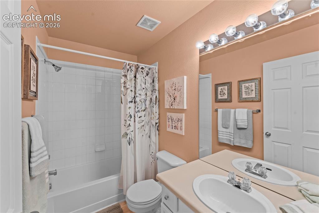 Image 22 of 42: Bathroom