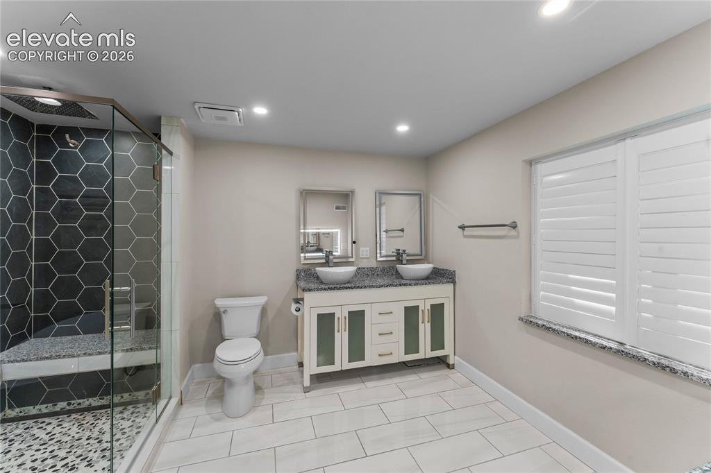 Image 31 of 42: Bathroom