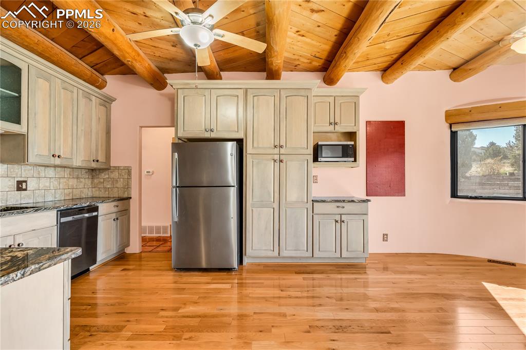 Image 13 of 49: Kitchen