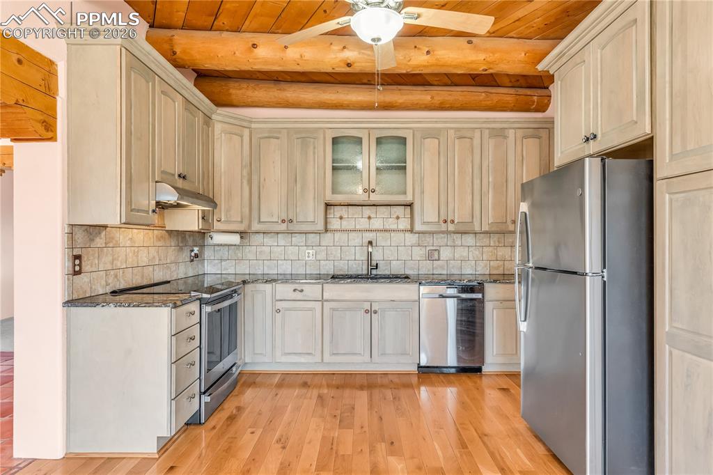 Image 14 of 49: Kitchen